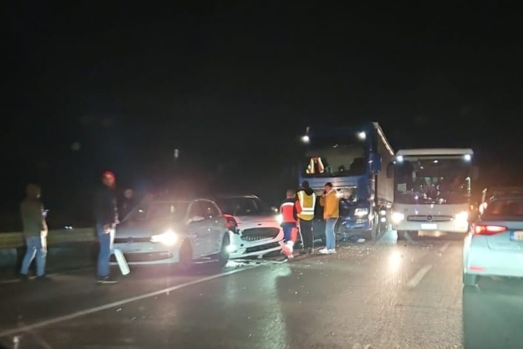 Doi copii și un adult, răniți într-un carambol în care au fost implicate patru autoturisme și un TIR