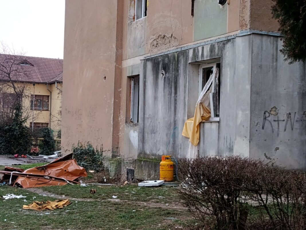 Explozie puternică într-un bloc de garsoniere din Târgu Jiu. O bătrână a suferit arsuri