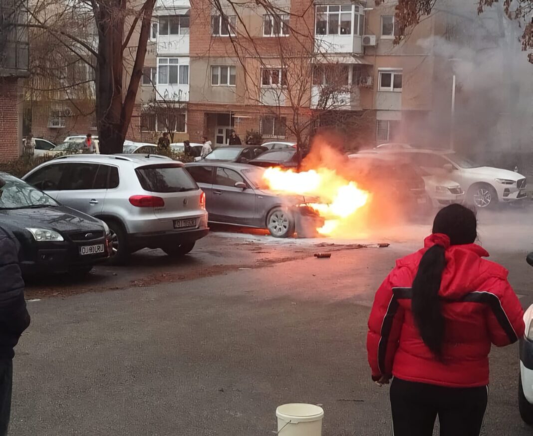 Un autoturism a luat foc în parcarea unui bloc din Craiova