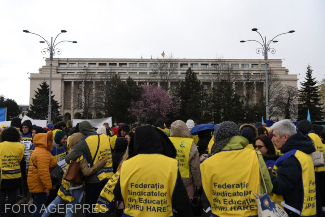 Sindicatele din educație amenință cu proteste de stradă, în Piața Victoriei din București (Foto: Agerpres)