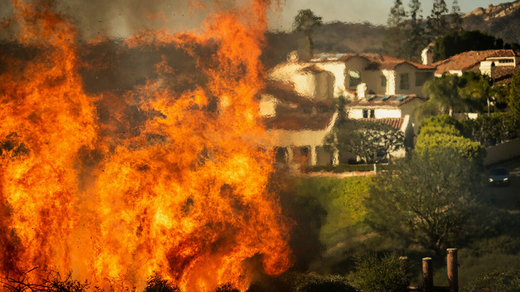 Peste 1.000 de structuri au fost distruse în timp ce șase incendii separate