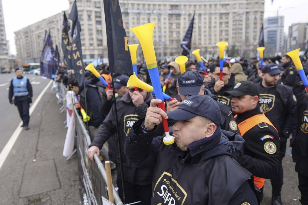 Protest de amploare în Capitală al angajaților din apărare, ordine publică și siguranță