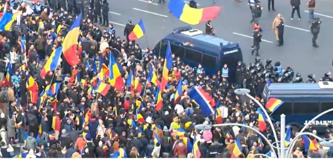 Incidente între manifestanți și jandarmi, în Piața Victoriei. Protestatarii au aruncat cu obiecte de metal şi cu o petardă