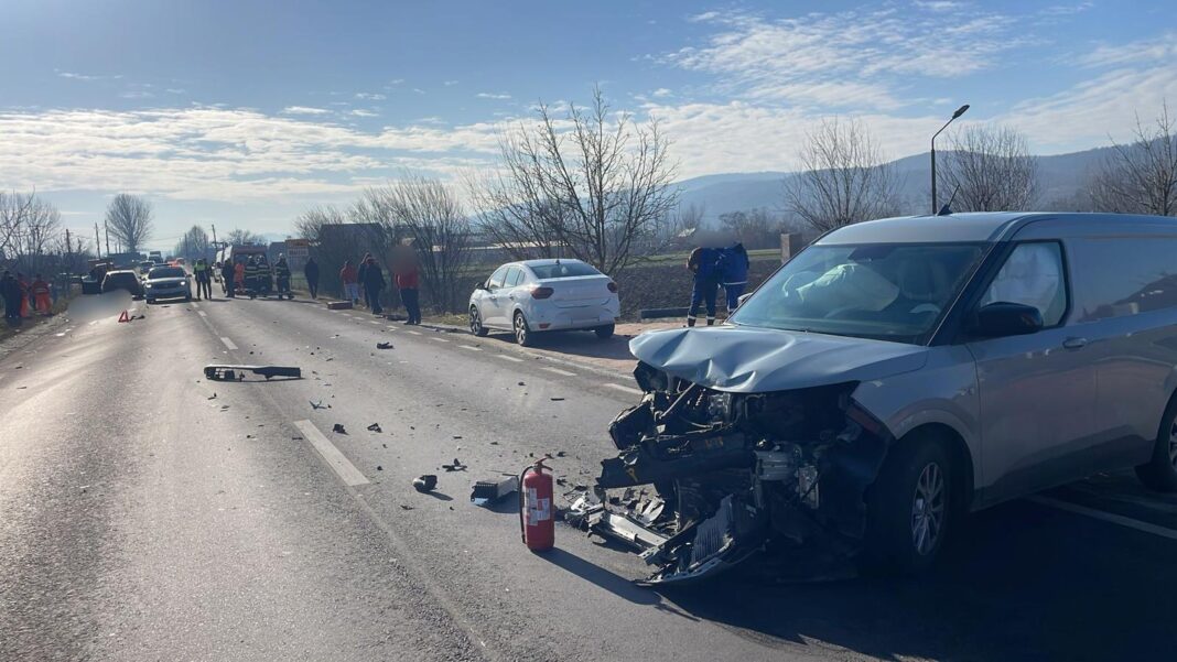 Vâlcea: Un mort, după coliziunea dintre două autoturisme și un scuter