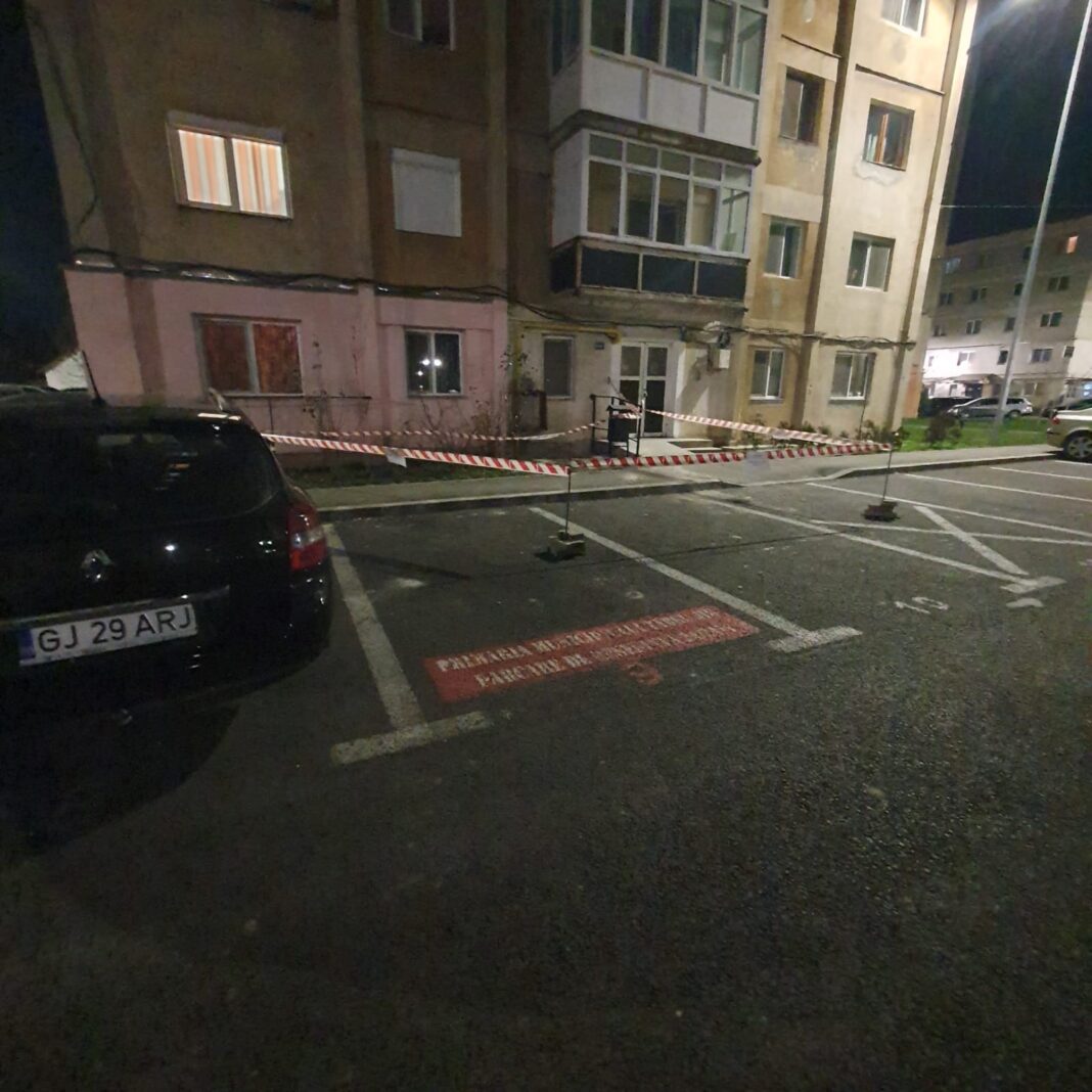 Cade fațada de pe un bloc din Târgu Jiu