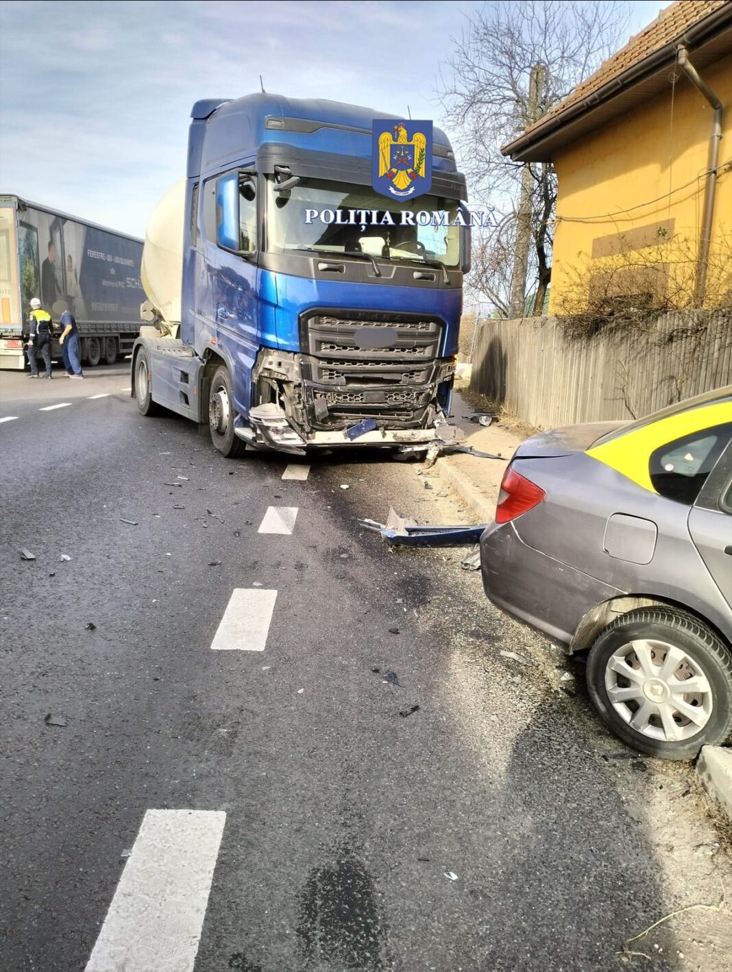 În accident au fost implicate un autoturism și un autocamion