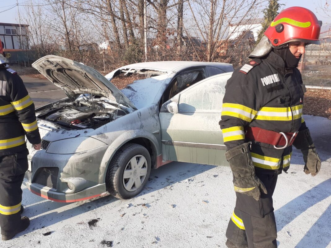 Incendiu izbucnit la un autoturism, în Râmnicu Vâlcea