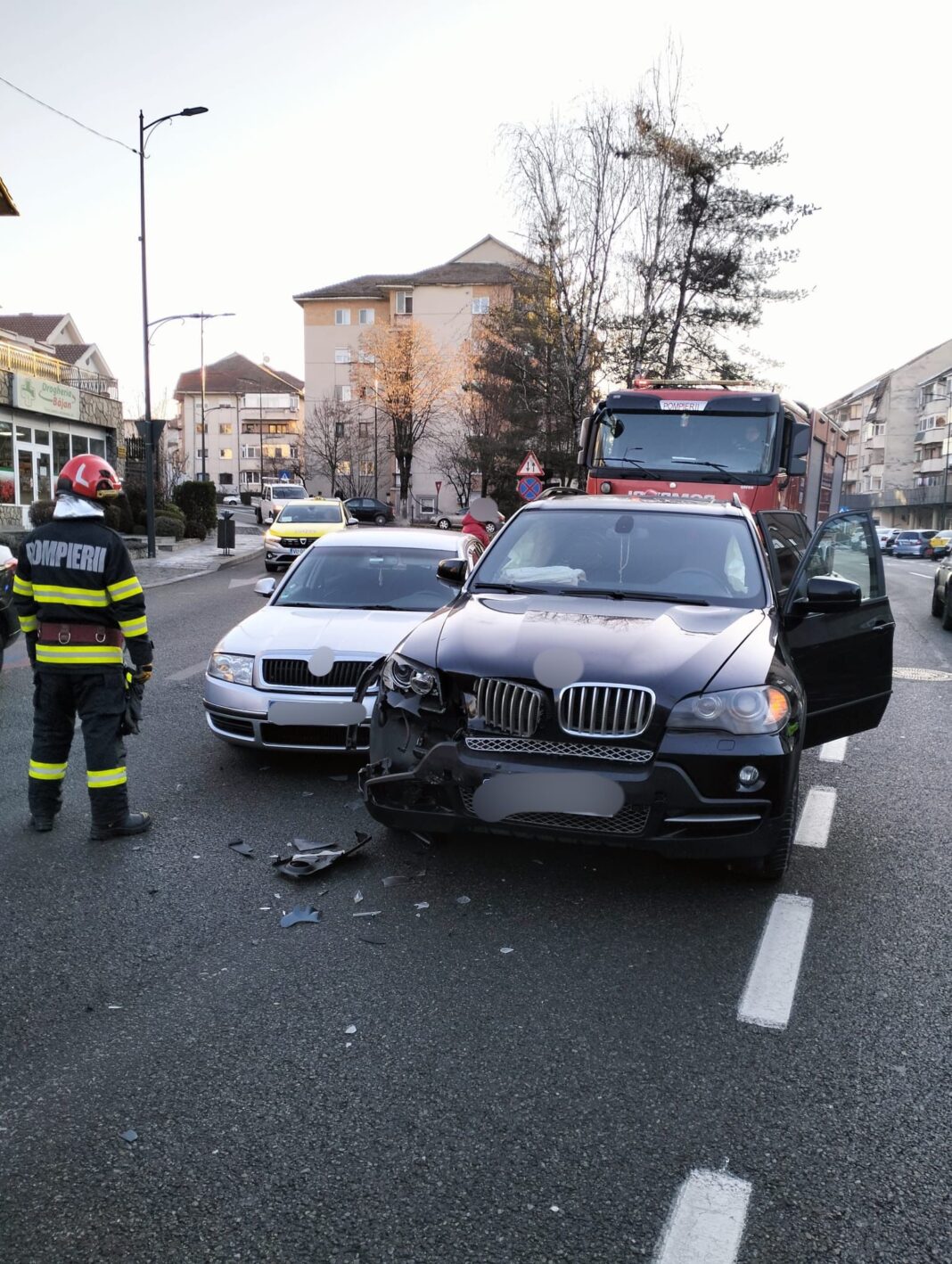 În urma impactului, femeia aflată la volanul autoturismului a fost rănită și transportată la spital