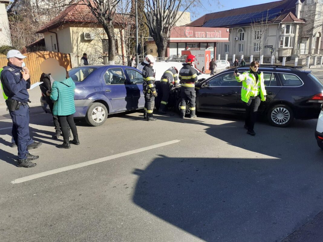 Coliziune între două autoturisme în Râmnicu Vâlcea