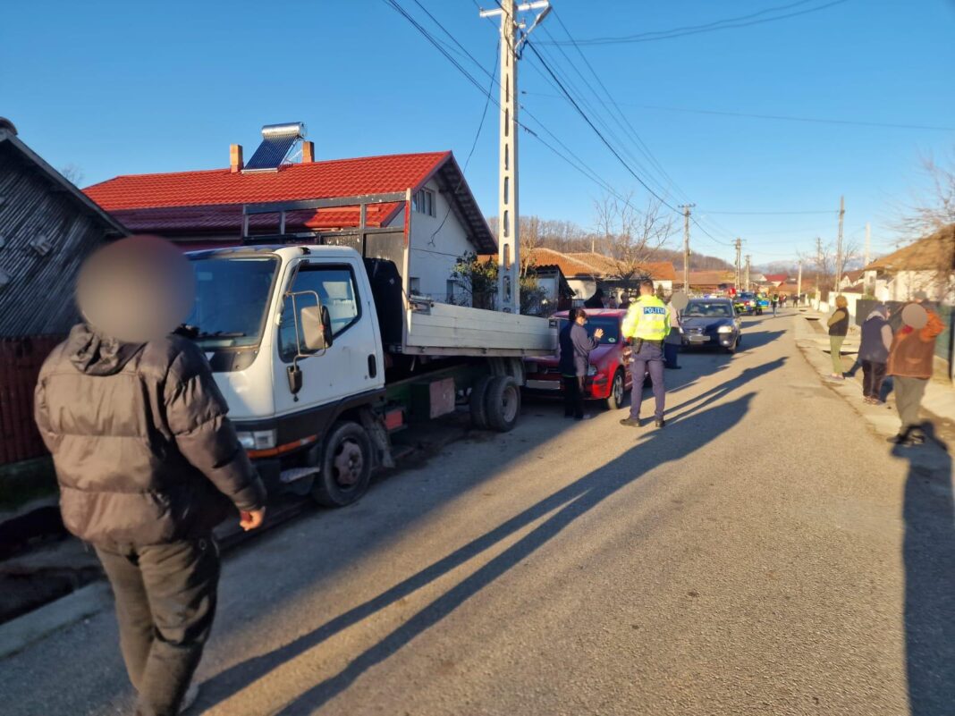 Vâlcea: Pieton rănit după ce un autoturism a lovit două autovehicule parcate