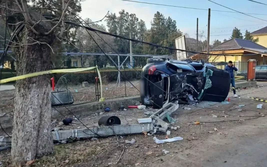 Olt: Un mort şi trei răniţi după ce un şofer băut a intrat cu maşina într-un stâlp