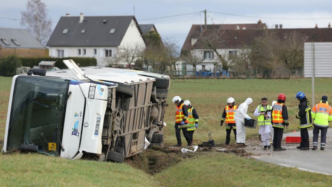 Un mort și 20 de răniți după ce un autobuz școlar s-a răsturnat în Franța