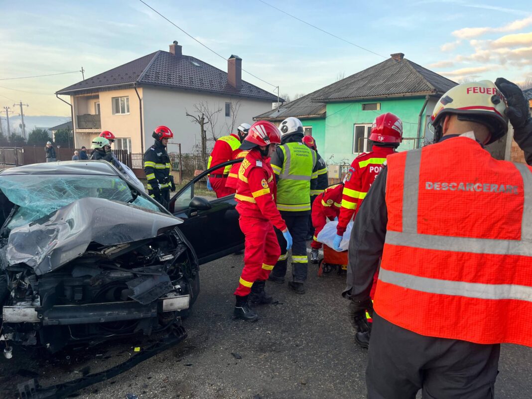 Şoferiţă accidentată după ce a intrat cu maşina într-o autoutilitară