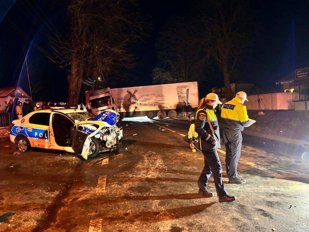 Polițiști grav răniți după ce mașina le-a fost lovită de un TIR