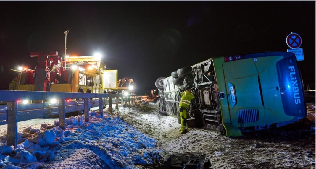 Grav accident rutier între Germania și Polonia. Un autocar s-a răsturnat, iar doi pasageri au murit