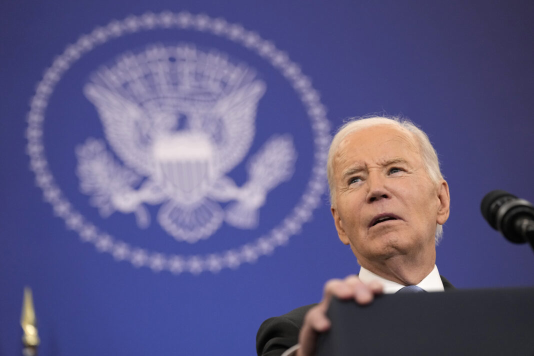 Președintele Joe Biden vorbește despre politica externă în timpul unui discurs la Departamentul de Stat din Washington, luni, 13 ianuarie 2025. (AP Photo/Susan Walsh)