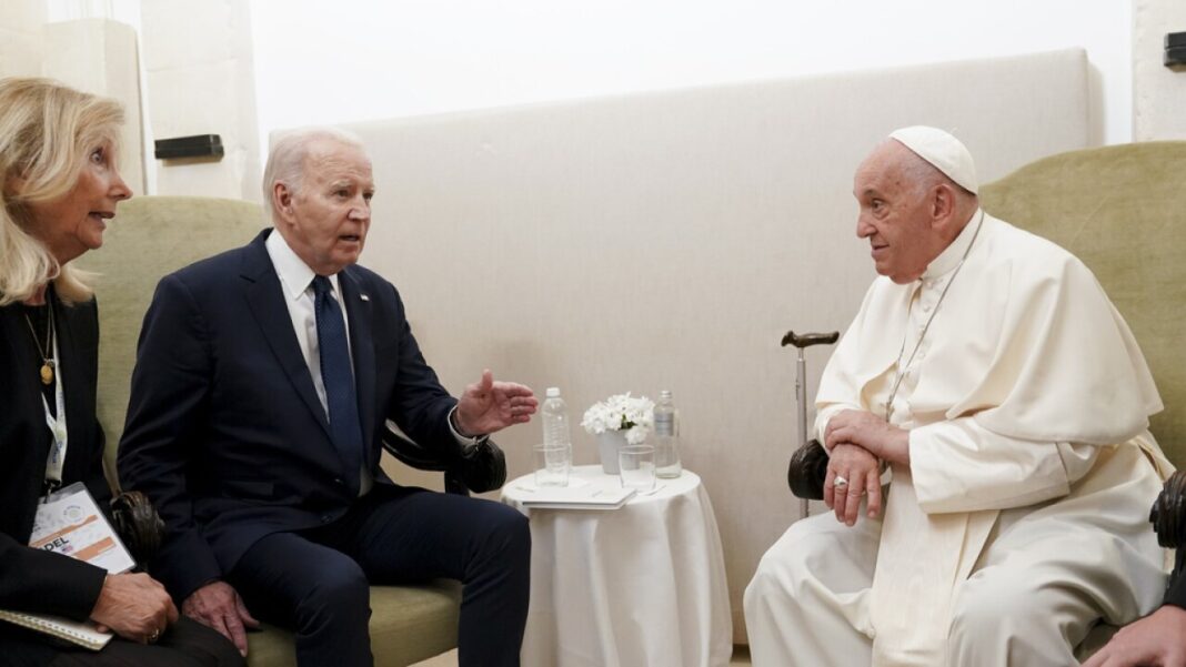 Papa Francisc, decorat cu Medalia prezidențială a libertății de Joe Biden