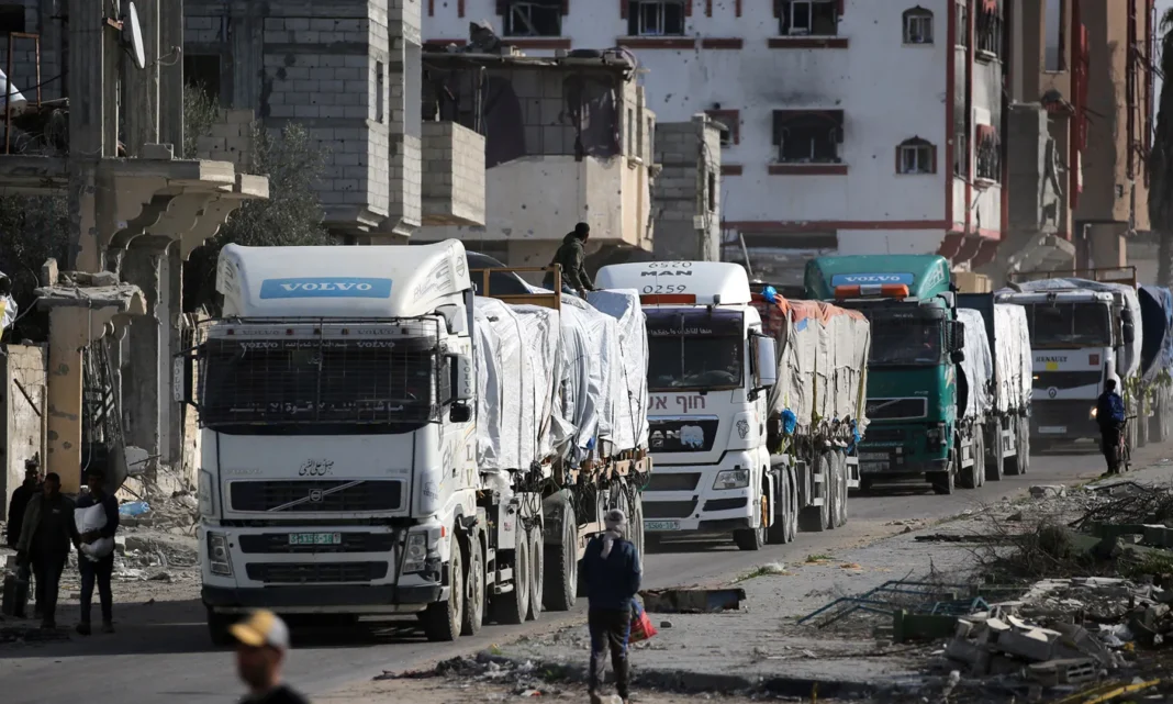 Peste 600 de camioane cu ajutoare umanitare au intrat în Gaza în prima zi a armistiţiului