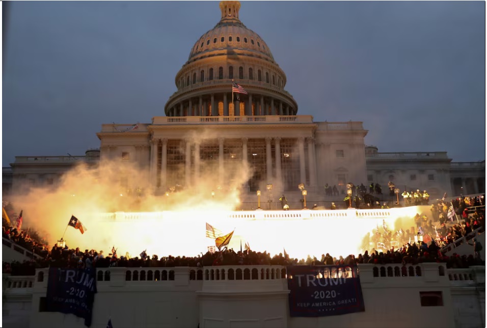 O explozie cauzată de o muniție a poliției este văzută în timp ce susținătorii președintelui american Donald Trump se adună în fața clădirii Capitoliului SUA din Washington, SUA, 6 ianuarie 2021 (REUTERS/Leah Millis)