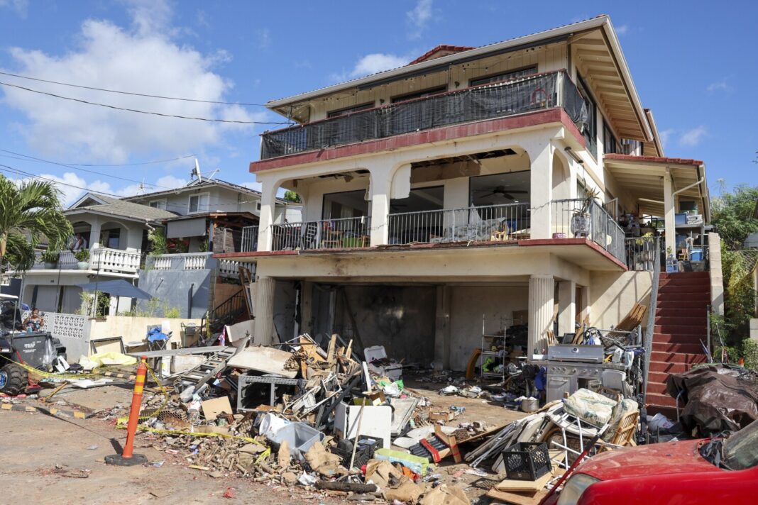 O vedere a casei în care o explozie de artificii de Revelion a ucis și rănit oameni, miercuri, 1 ianuarie 2025, în Honolulu. (AP Foto/Marco Garcia)