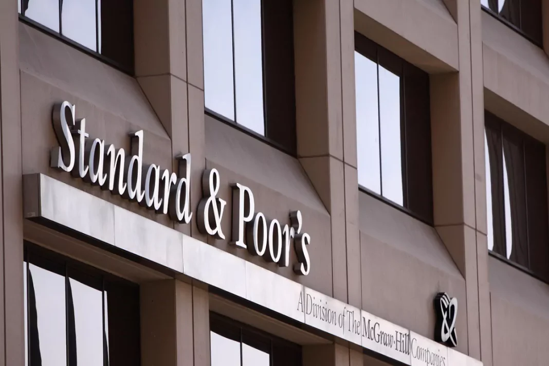 Standard & Poor's a retrogradat de la „stabil“ la „negativ“ perspectiva ratingului României