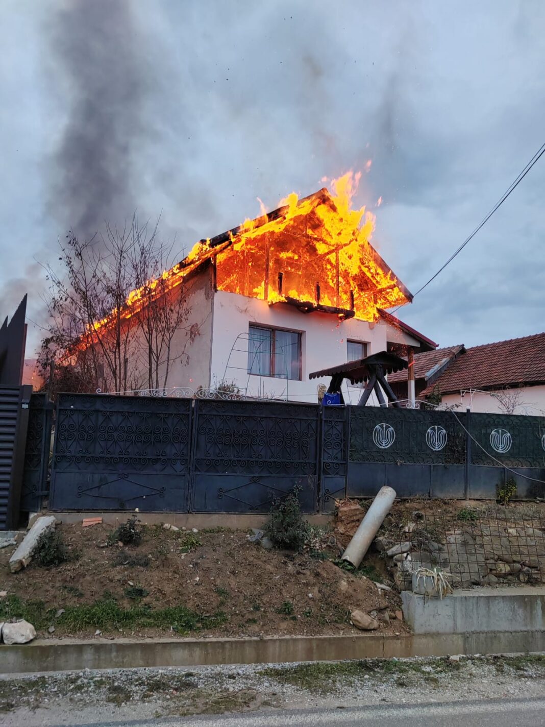 Gorj: Casă distrusă într-un incendiu la Runcu