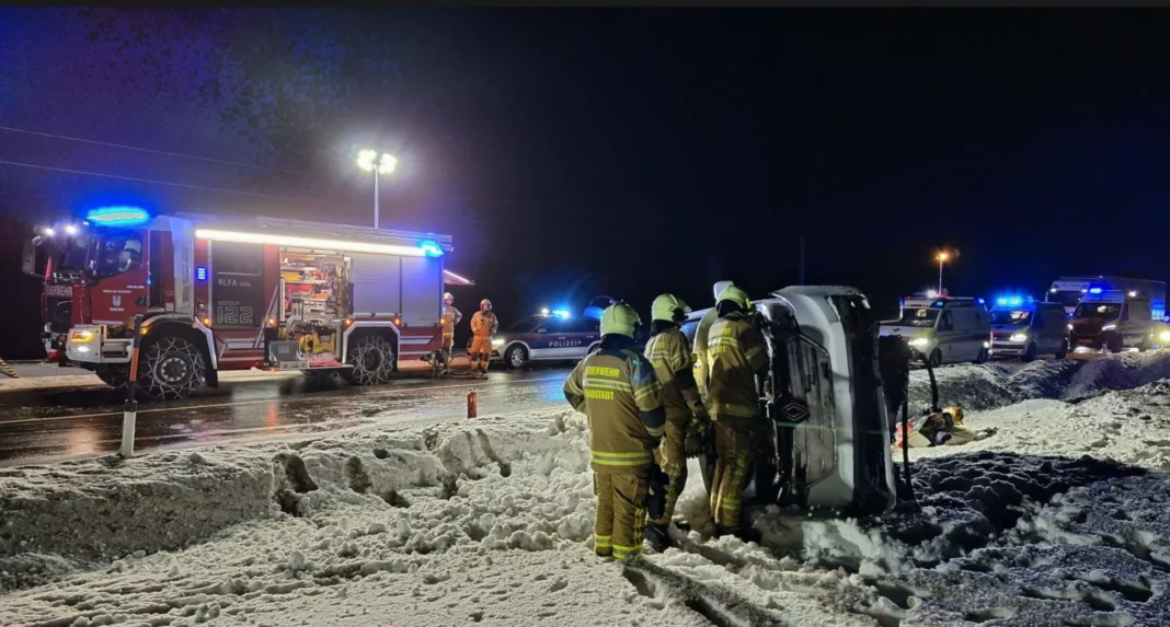 Şapte răniţi după ce un microbuz plin cu români s-a răsturnat în Austria