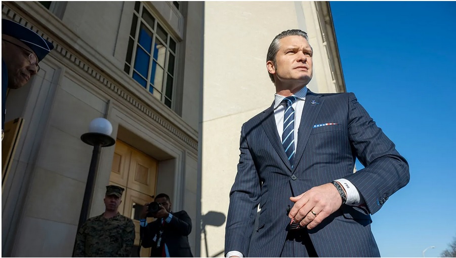 Secretarul Apărării Pete Hegseth la Pentagon, luni, 27 ianuarie 2025, la Washington.  (AP Foto/Kevin Wolf)


