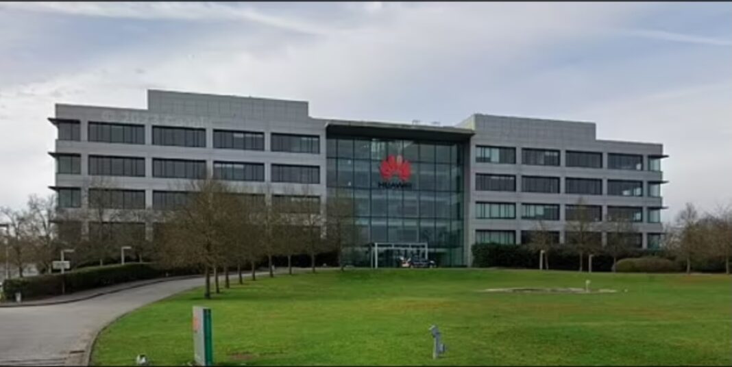 Huawei și-a mutat sediul central (în imagine) în zona industrială Green Park din Reading, Berkshire, în aprilie 2013, dar în 2022 a anunțat că își va reduce dimensiunea la expirarea contractului de închiriere, după ce guvernul britanic a declarat gigantul de telecomunicații un furnizor cu risc ridicat.