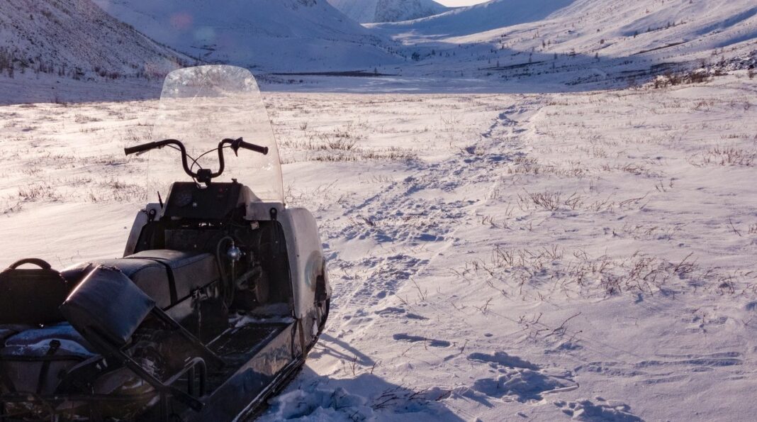 Turist străin, grav rănit după ce a sărit cu un snowmobil în albia unui pârâu