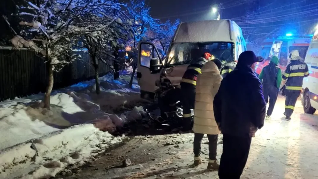 12 persoane, la spital după ce două microbuze şi un autotren au fost implicate într-un accident