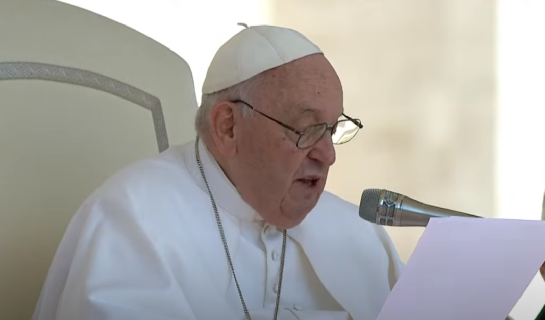 Papa Francisc a fost internat la un spital din Roma