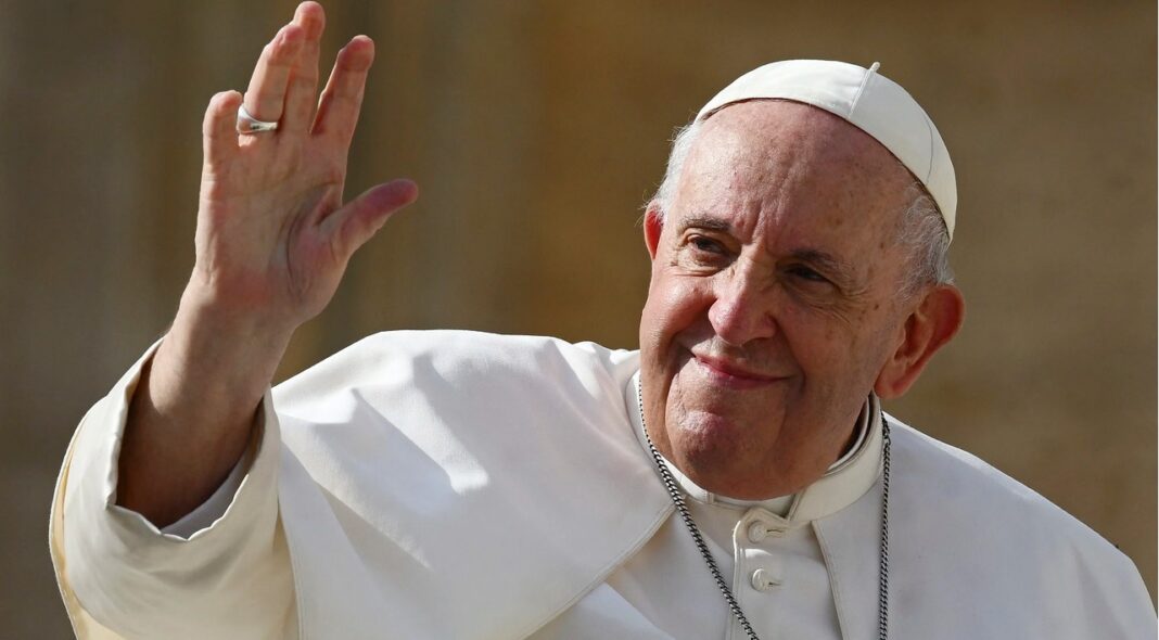 Papa Francisc salută la sfârșitul audienței generale săptămânale din Piața Sfântul Petru din Vatican, pe 26 octombrie 2022 (Vincenzo Pinto/AFP/Getty Images)