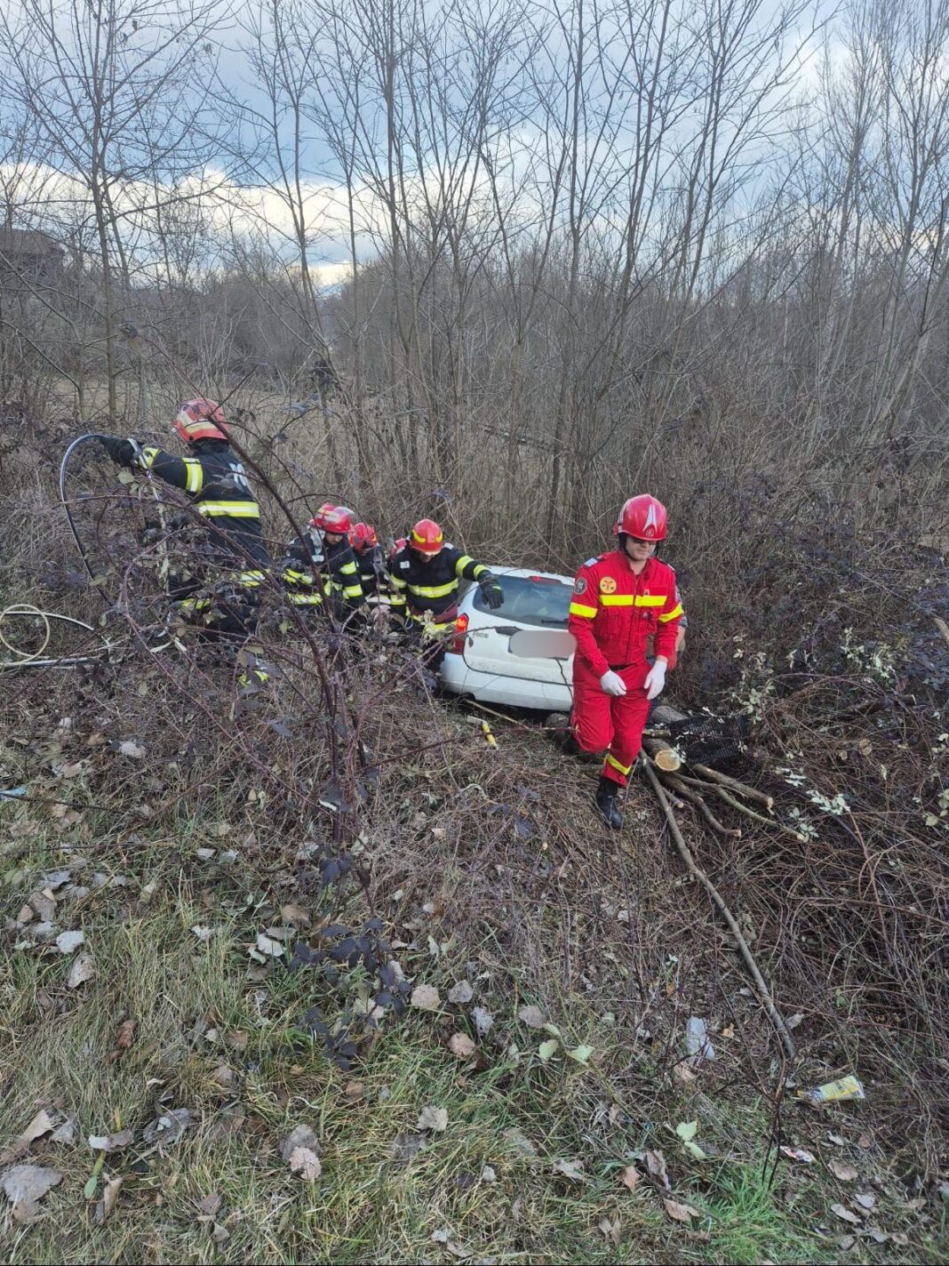 Două persoane rănite într-un accident rutier în Tomșani