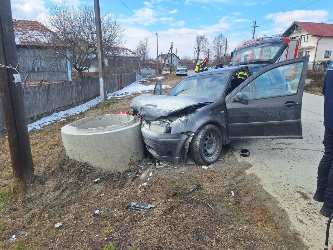 În urma impactului, un pasager aflat în autoturism a suferit leziuni