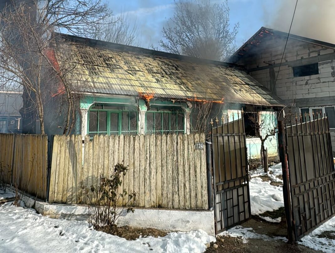 Olt: Un incendiu violent a mistuit o locuință nelocuită, la Şerbăneşti