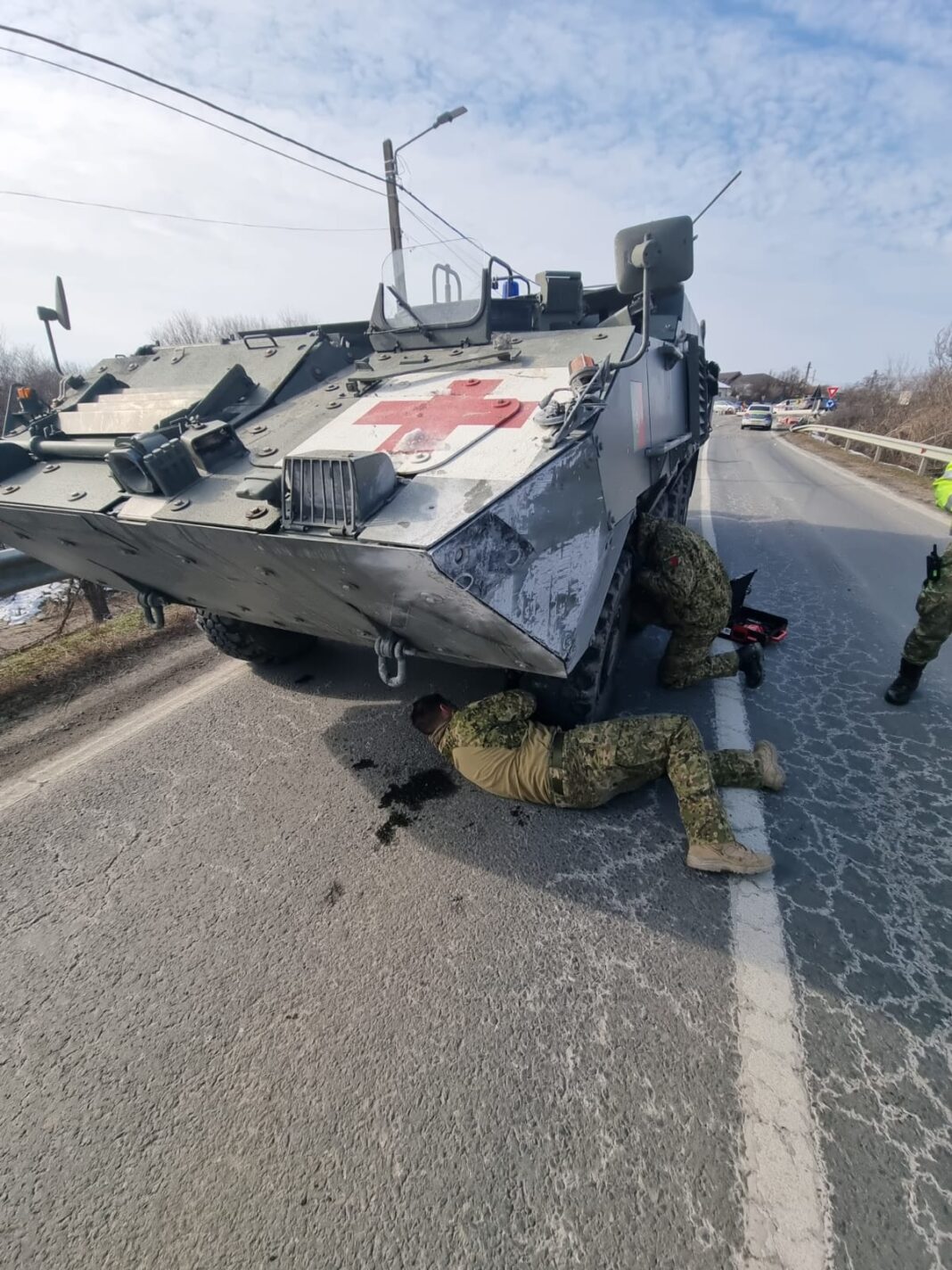 Olt: Trafic blocat pe DN 64, după ce un soldat portughez a dărâmat un stâlp cu un utilaj militar