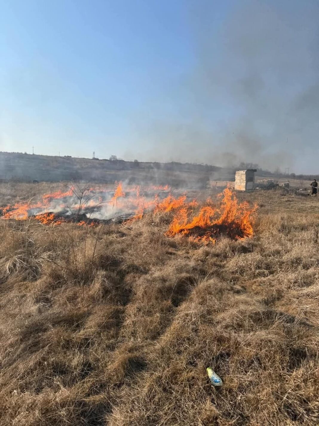 Cetățean amendat de Garda de Mediu Gorj cu 10.000 de lei pentru incendierea vegetației uscate