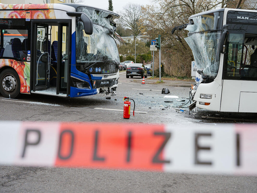 35 de persoane, între care 12 copii mici, au fost rănite în urma unei coliziuni între două autobuze de transport public într-o intersecţie din oraşul german