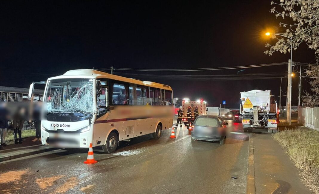 Un autocar cu 14 persoane la bord s-a ciocnit cu o autoutilitară