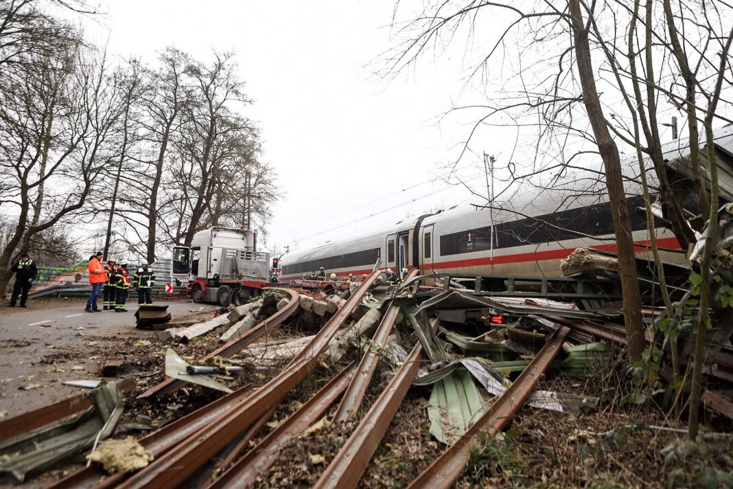 Un mort şi 26 de răniţi după ce un tren a lovit un TIR condus de un român, în Germania