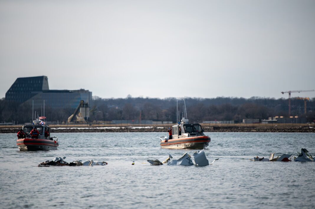 41 de cadavre și cutia neagră a elicopterului militar, recuperate din râul Potomac