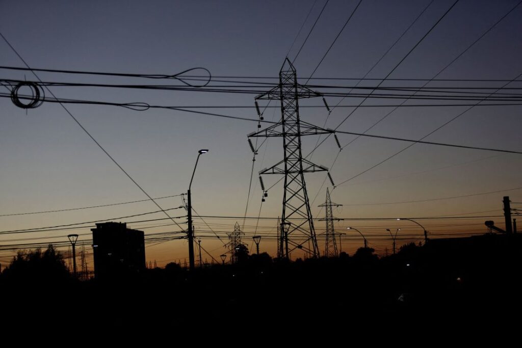 Stâlpi de electricitate din Concepcion, Chile, sunt văzuți marți, în timpul unei întreruperi majore de curent care a afectat zone vaste din țară (Juan Gonzalez/Reuters)