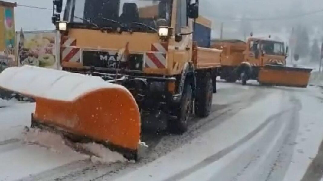 Circulaţie în condiţii de iarnă în zece judeţe 