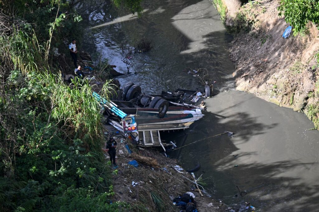 Pompierii lucrează la locul unui accident în care un autobuz a căzut într-o râpă din Guatemala City (Foto: Johan ORDONEZ / AFP)