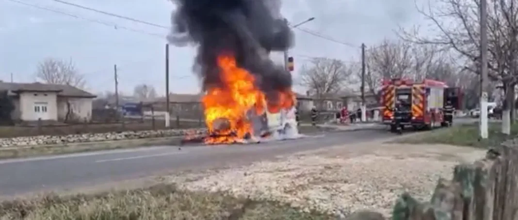 O ambulanţă privată s-a făcut scrum după ce a luat foc în trafic