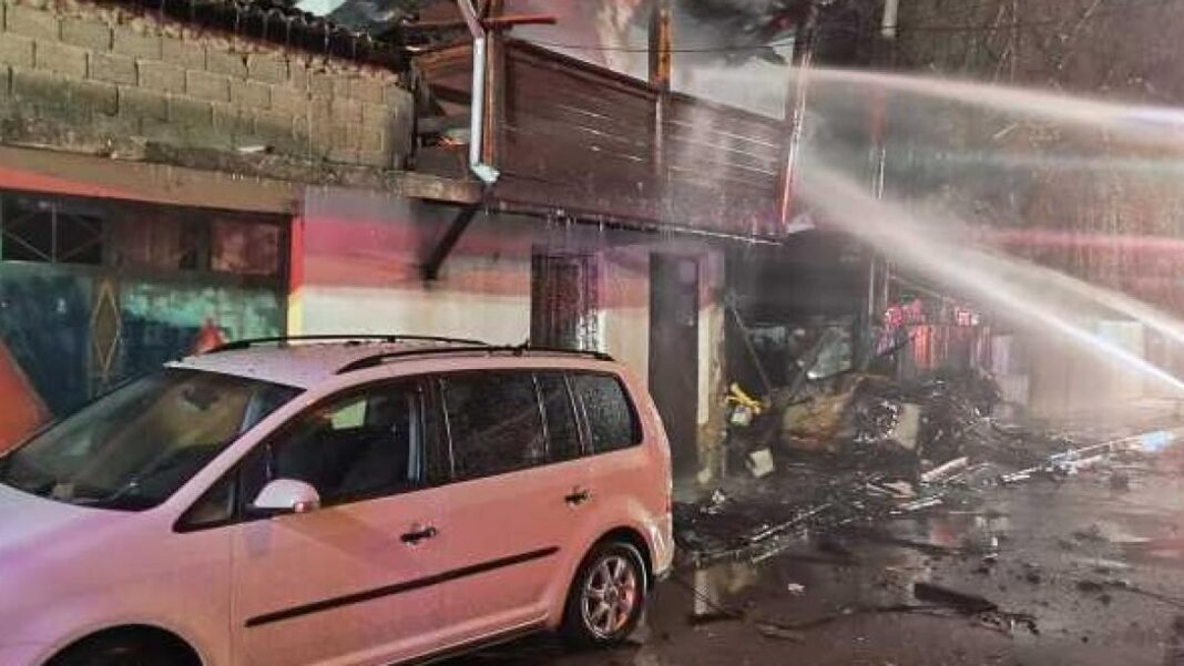 Un pompier și un jandarm, răniți de explozia unei butelii în timp ce stingeau un incendiu