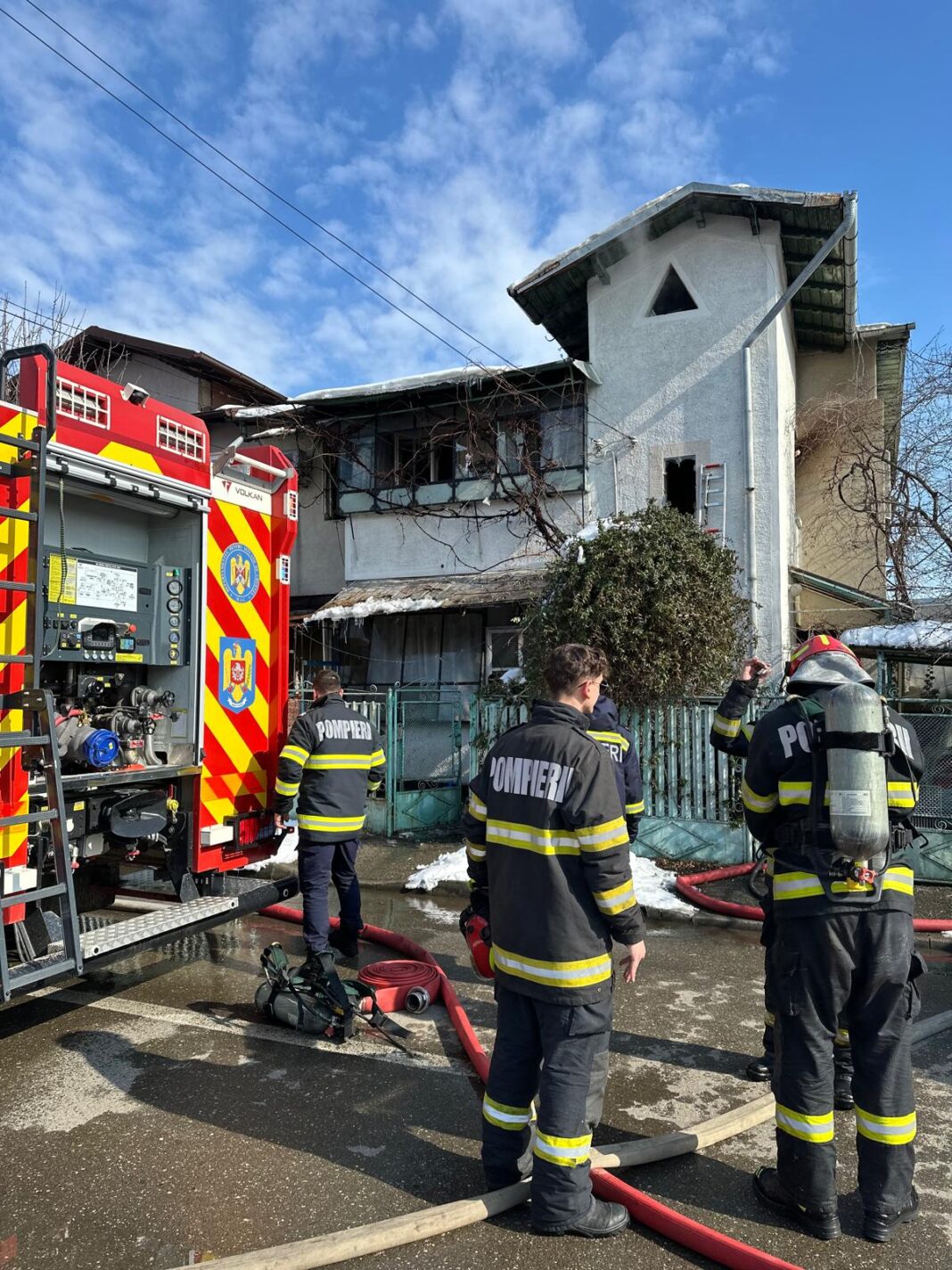 Bătrân salvat din incendiul care i-a cuprins casa