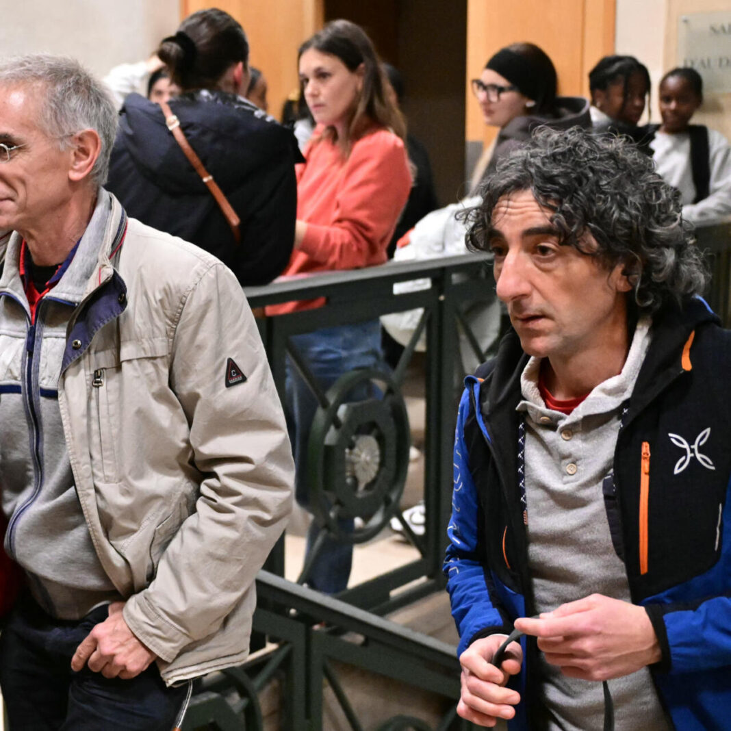 La tribunal ajung Vasile Heresanu (dreapta) si Georges Sitja. (Foto de Miguel MEDINA / AFP)