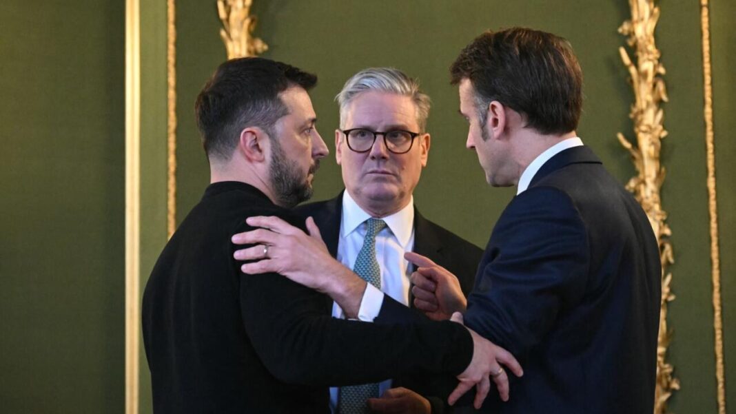 Președintele ucrainean Volodimir Zelenski, premierul britanic Keir Starmer și președintele francez Emmanuel Macron la summitul de securitate de la Londra, 2 martie 2025